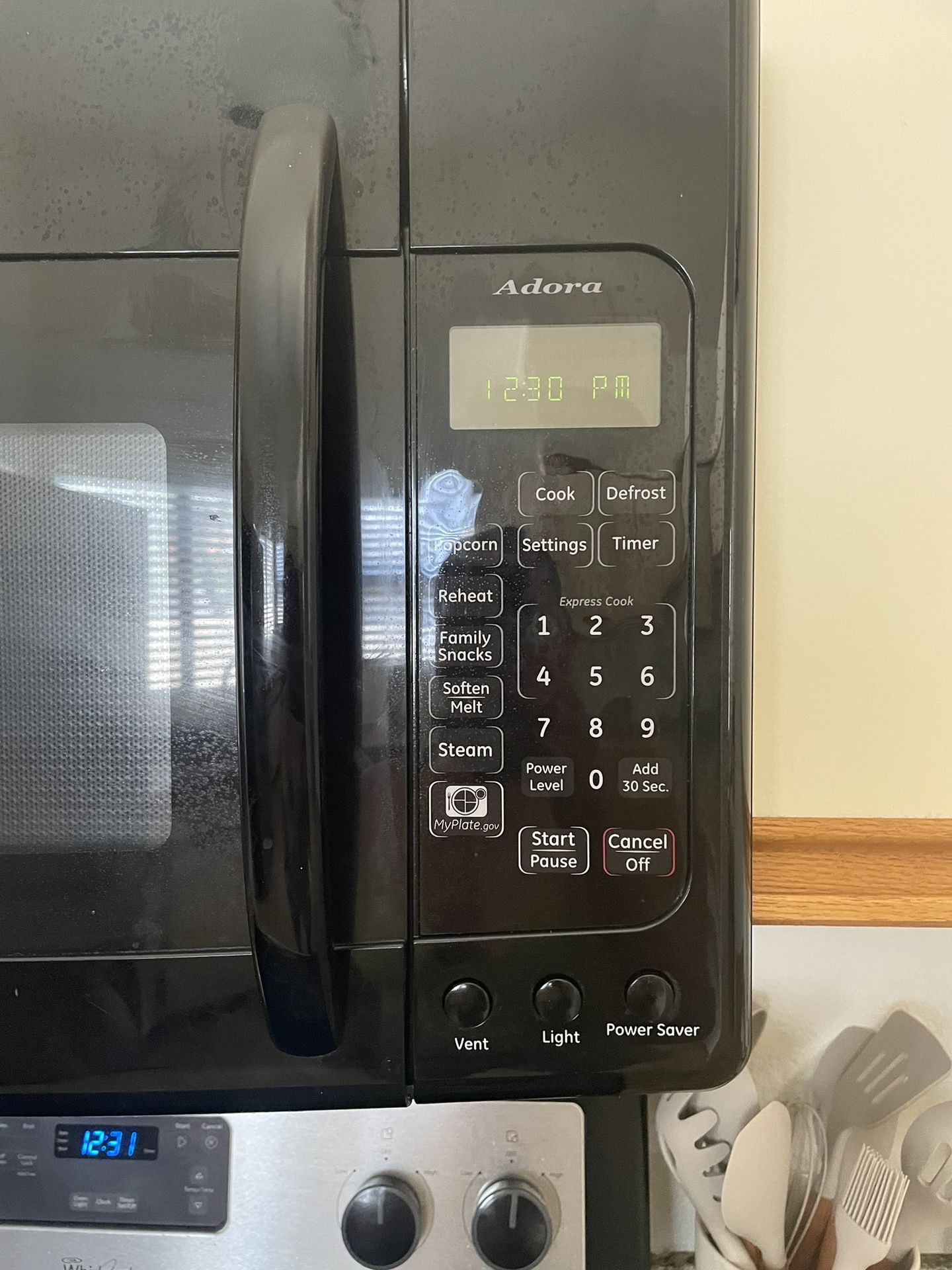 Full size GE microwave with cart - fits mini fridge for Sale in Tempe, AZ -  OfferUp