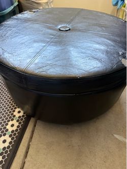 Round ottoman black