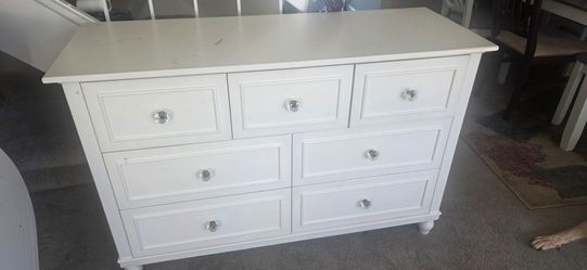 Dresser whit mirror  size L40 x w 18 x H34  + mirrow   36 x 36