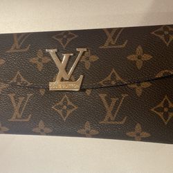 Louis Vuitton Wallet for Sale in Queens, NY - OfferUp