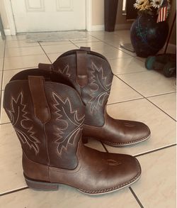 New Western boots size 9 1/2, suitcase