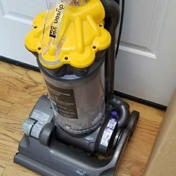NEW cond  DYSON DC33 VACUUM WITH COMPLETE ATTACHMENTS. , WORKS EXCELLENT  , AMAZING POWER SUCTION 