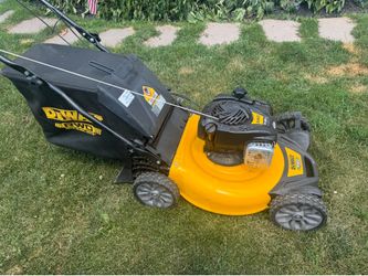 Like New Dewalt Self Propelled Mower 150cc w/21” Cut And Bag. Runs Good
