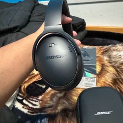 Bose Headphones  Quiet Comfort 