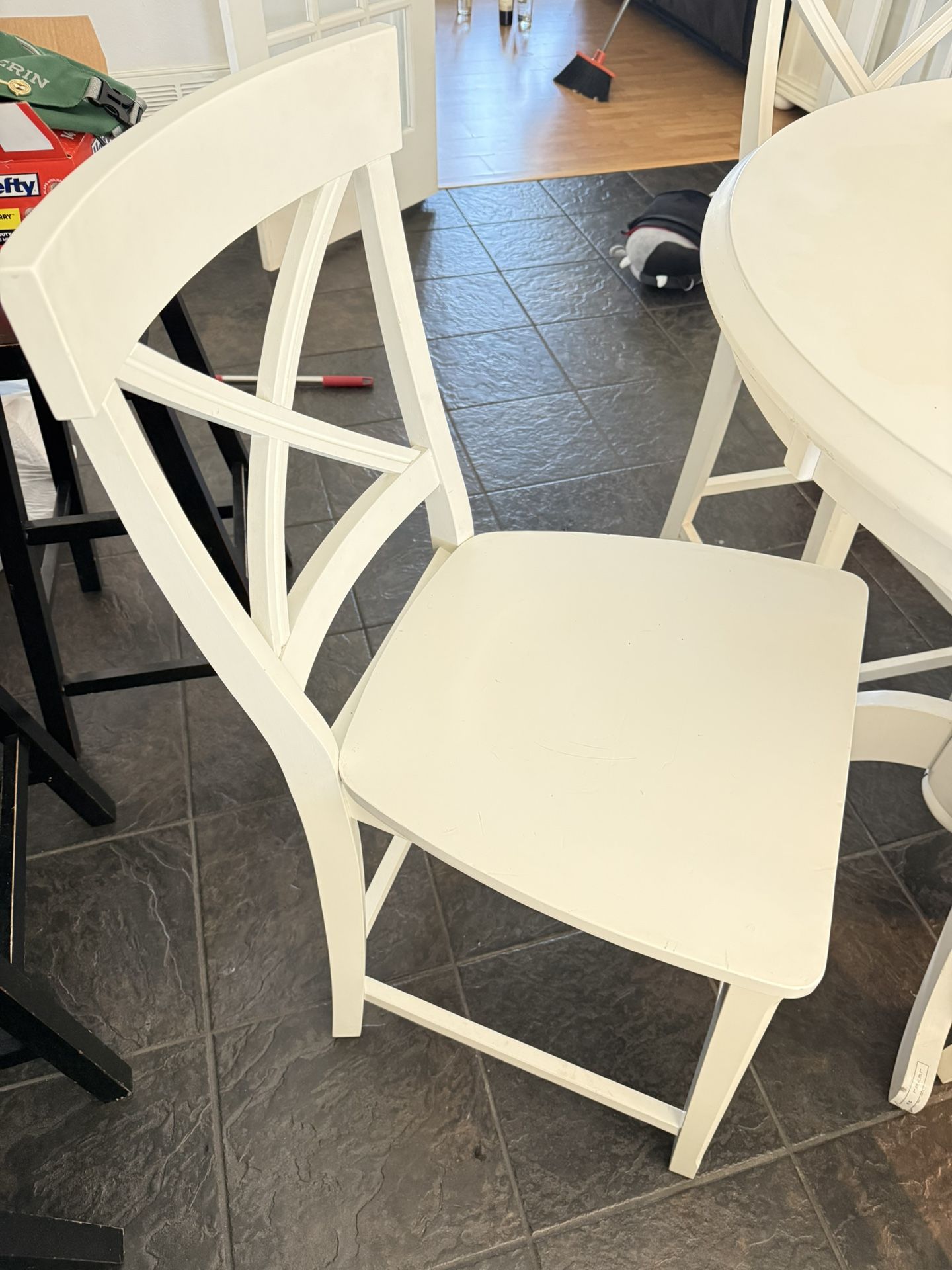 White Round Table And Chairs