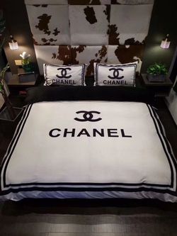 Chanel Bedding Set (QUEEN) for Sale in Los Angeles, CA - OfferUp