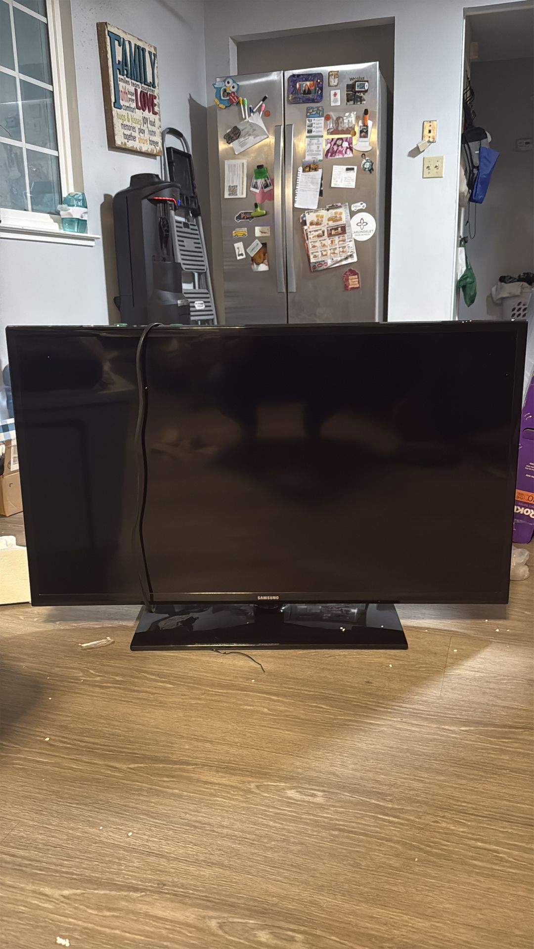 40 in TV on stand w/o remote