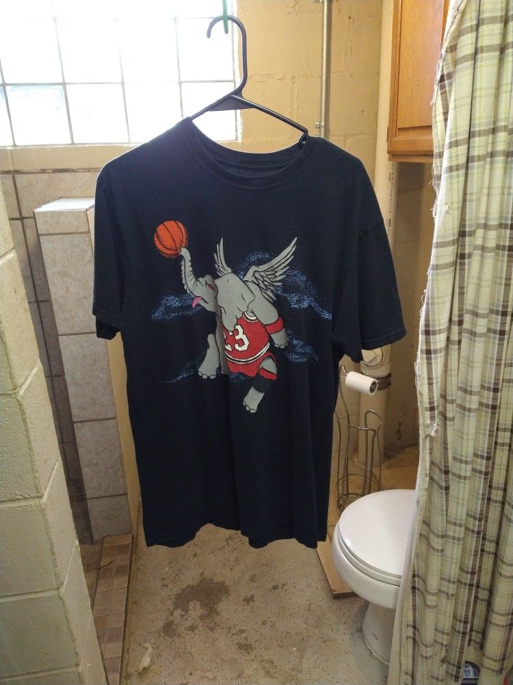 Authentic Jordan T-shirt Elephant Design Men's Size Large. If You Have Any Questions Or Concerns Feel Free To Contact Me. Thanks!