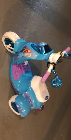 Frozen 6V 3-Wheel Scooter w / Rechargeable Battery. 2.5 MPH Max Speed Forward & Reverse