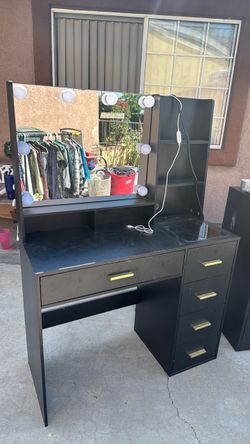 Black Vanity Desk With Lightbulbs