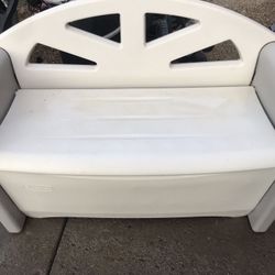 Rubbermaid Storage Bench