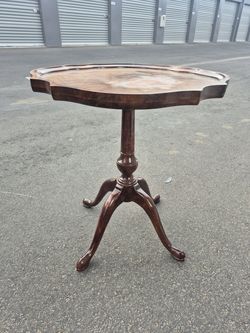 Wooden end table 21" wide 25" tall