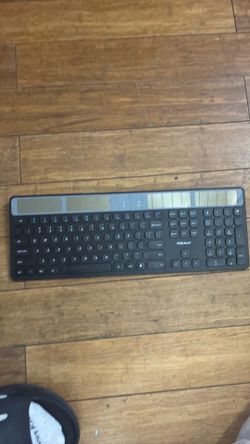 Macally RFSOLARKEYPC Solar Wireless Keyboard Full Size w/ Number Pad + USB Receiver