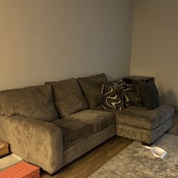 QUALITY COUCH (PRACTICALLY BRAND NEW CONDITION) 