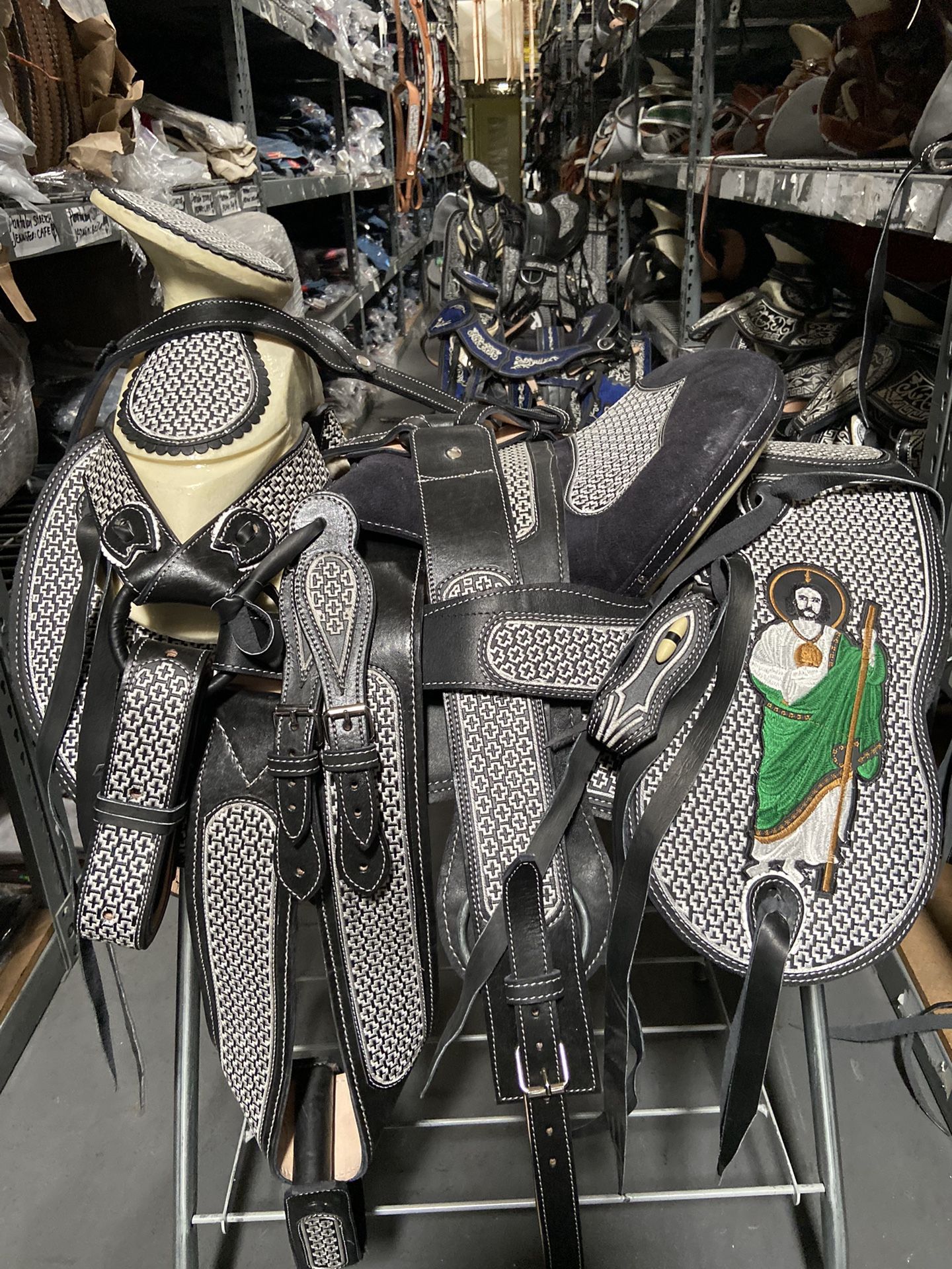 Nueva Montura Charra Bordada Con Cantinas Desmontables 