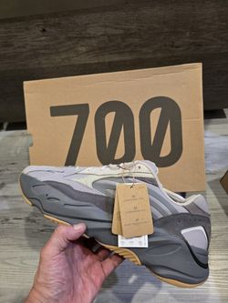 Yeezy 700 Tephra sz 13.5 New