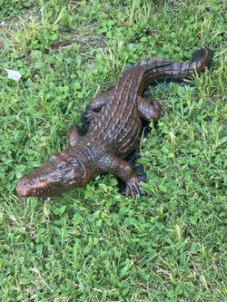 🐊👀Very beautiful realistic copper look finish stone 27” alligator. Great decoration and also makes great 🎁