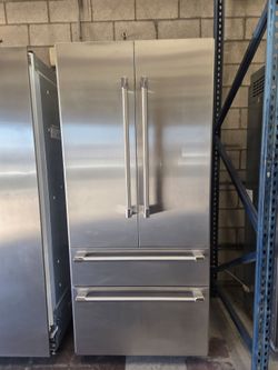 Thermador 36 Inch Built-In 4-Door French Door Smart Refrigerator with 16.2 cu. ft. Total Capacity, Internal Water Dispenser, and Ice Maker: Stainless 