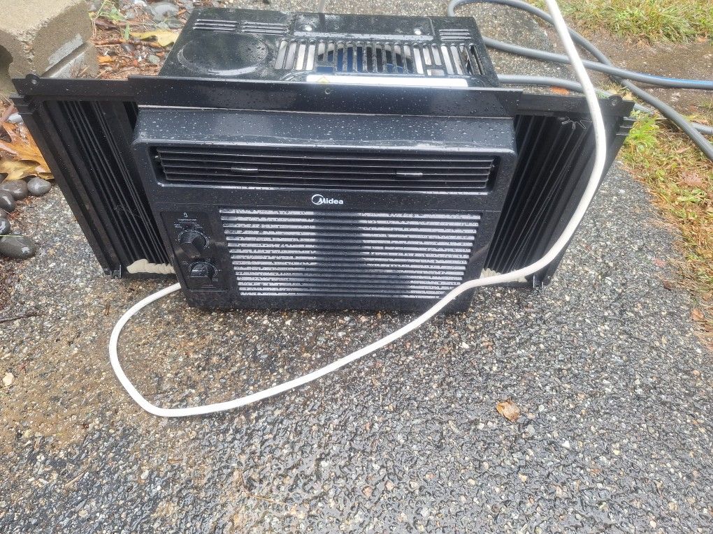 5000 BTU AIR CONDITIONER.