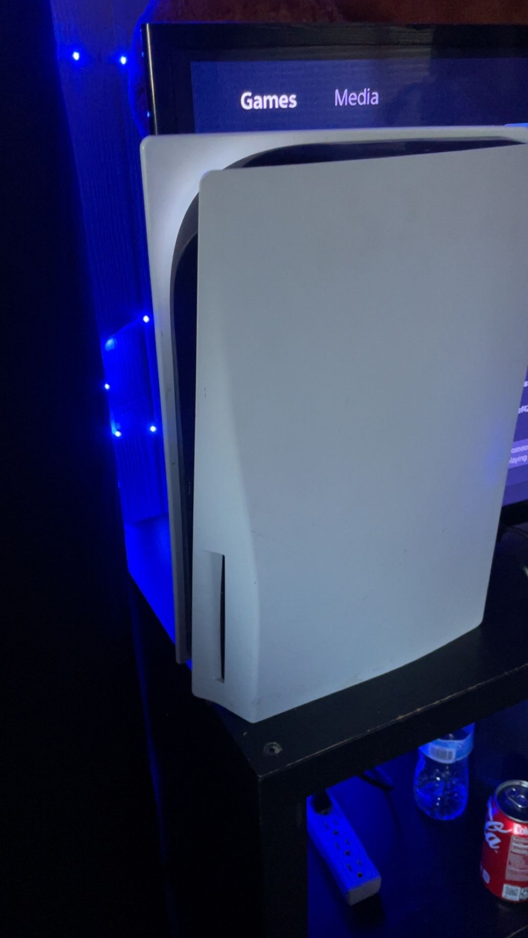 selling my ps5 don't use it anymore , zero issues,comes with controller
