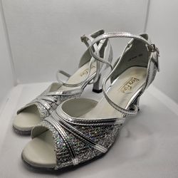 Silver sparkle DANCE SHOES Very Fine Shoes 6 1/2 M Larin Rumba Salsa Ballroom

Veryfine Dance Shoes Silver Stardust & Silver Leather with 2.5" Heel, S