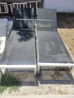 Almost new pool/patio lounge chairs w cushions