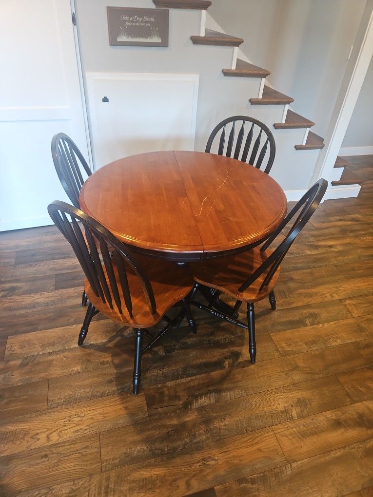42" Round Farmhouse Dining Table With 4 Chairs