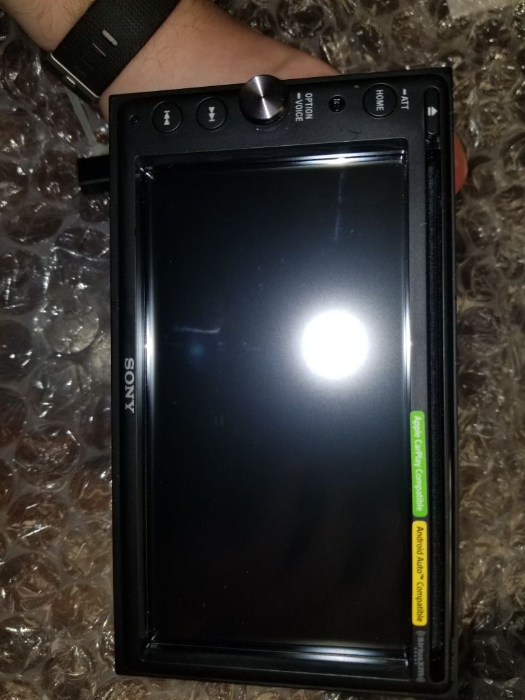 Sony XAV-AX200 XM reciever DVD Apple CarPlay Android Auto
