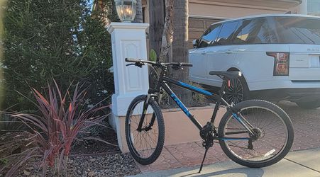 Trek Bicycle, like new 820