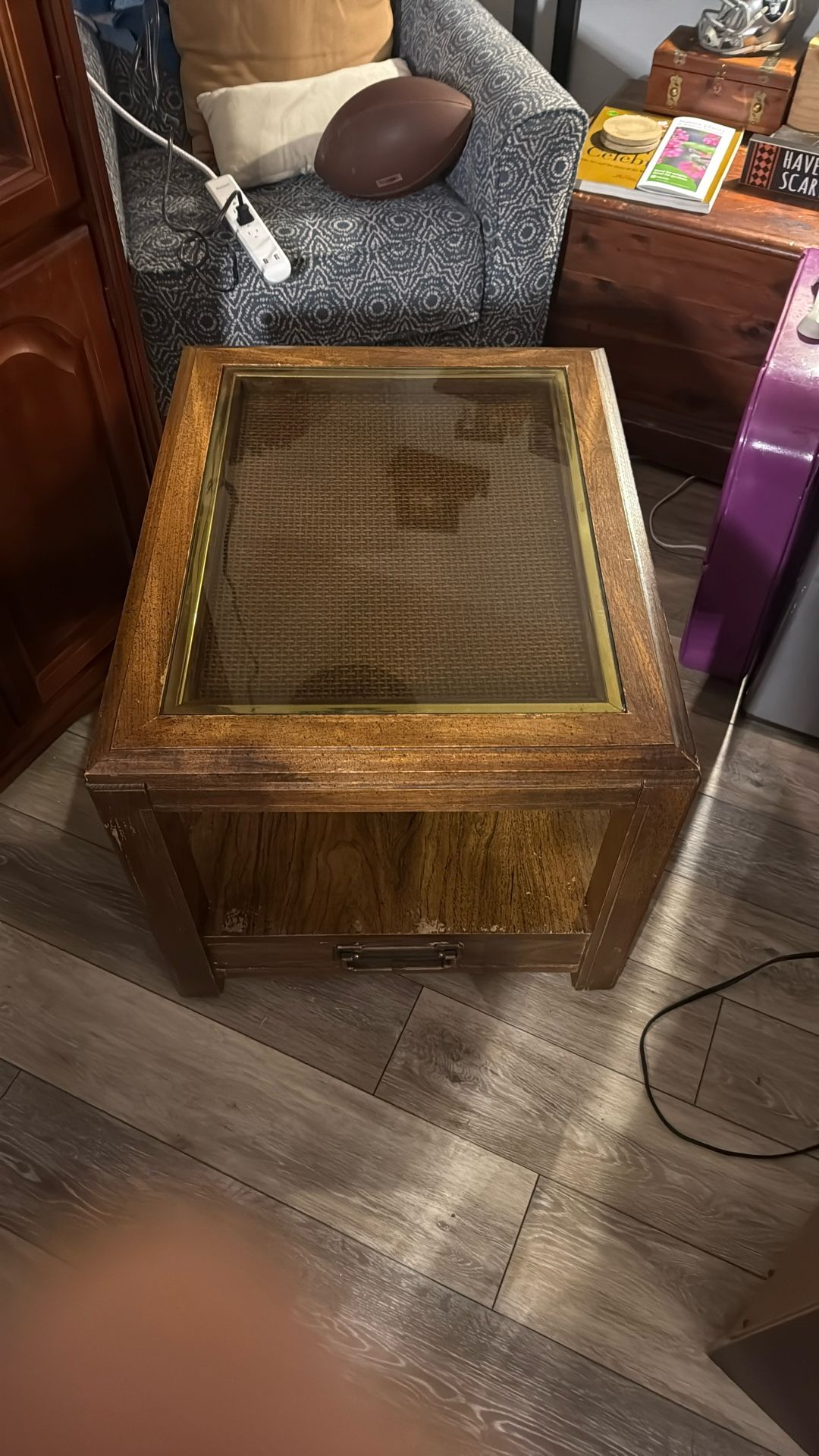 Beautiful end table with drawer
