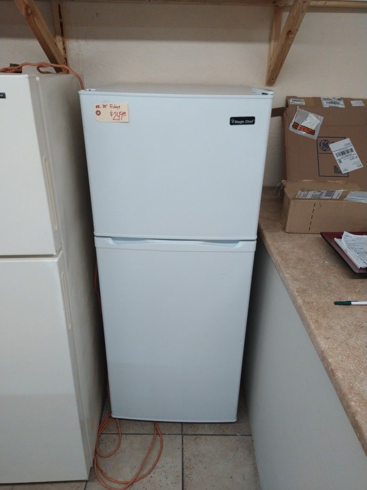 MAGIC CHEF 24 INCH FRIDGE