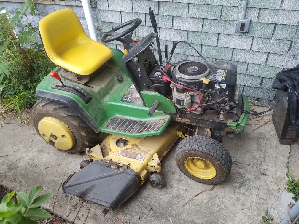 John deere tractor mower GT 262