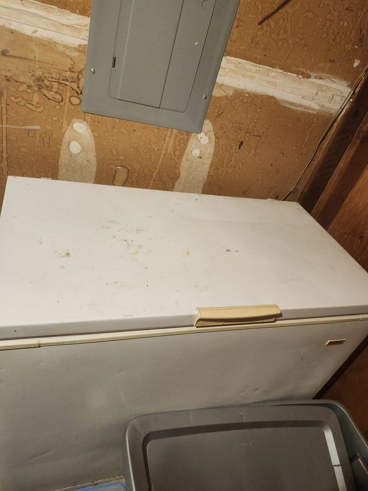 Chest Freezer - Frigidaire $100