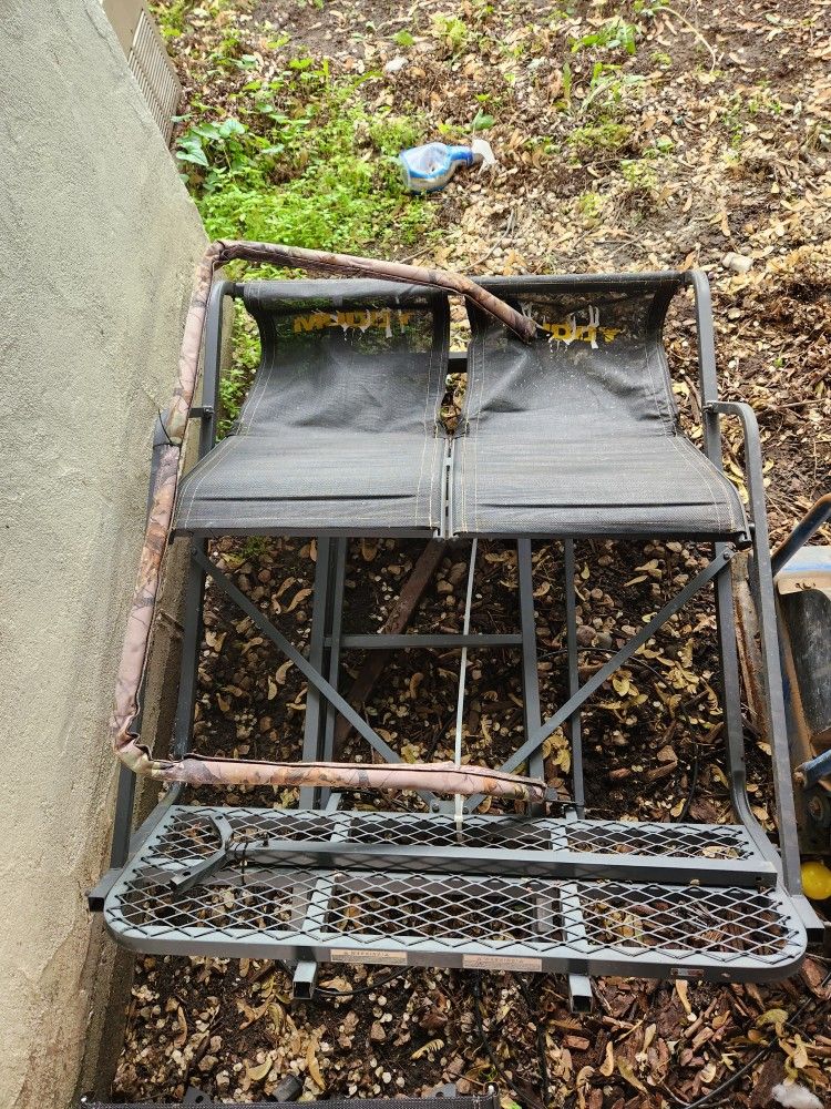 2 Deer Ladder Stands