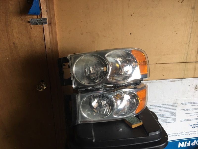 Ram 2000 o 2005 ligts used