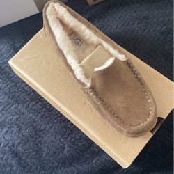 UGG  7    NEW  