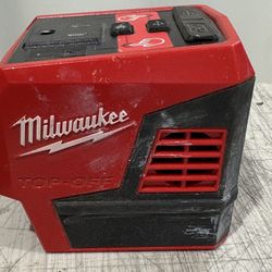 Milwaukee M18 Inversor / Cargador con USB y Tomacorriente