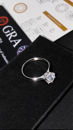 Round brilliant solitaire ring 💎 adjustable.