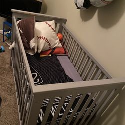 Large Baby Crib w Mattress And Pillows