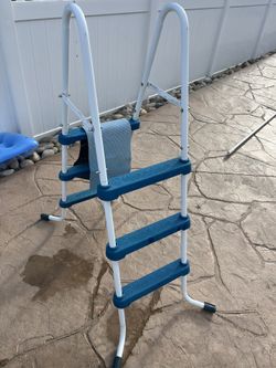 Pool ladder