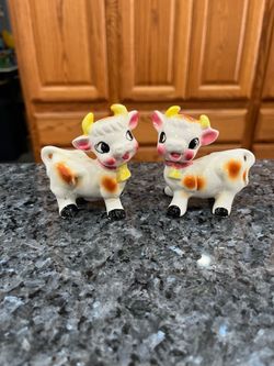 Vintage Ceramic Cows Salt and Pepper Shakers .  Size approximately 2 1/2 inches tall. Preowned very good condition.