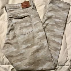 Gently Used Women’s Levi’s Camouflage Skinny Jeans