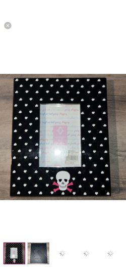 Concepts 4x6 black skull frame. Has a few minor scratches in Paint - see pics