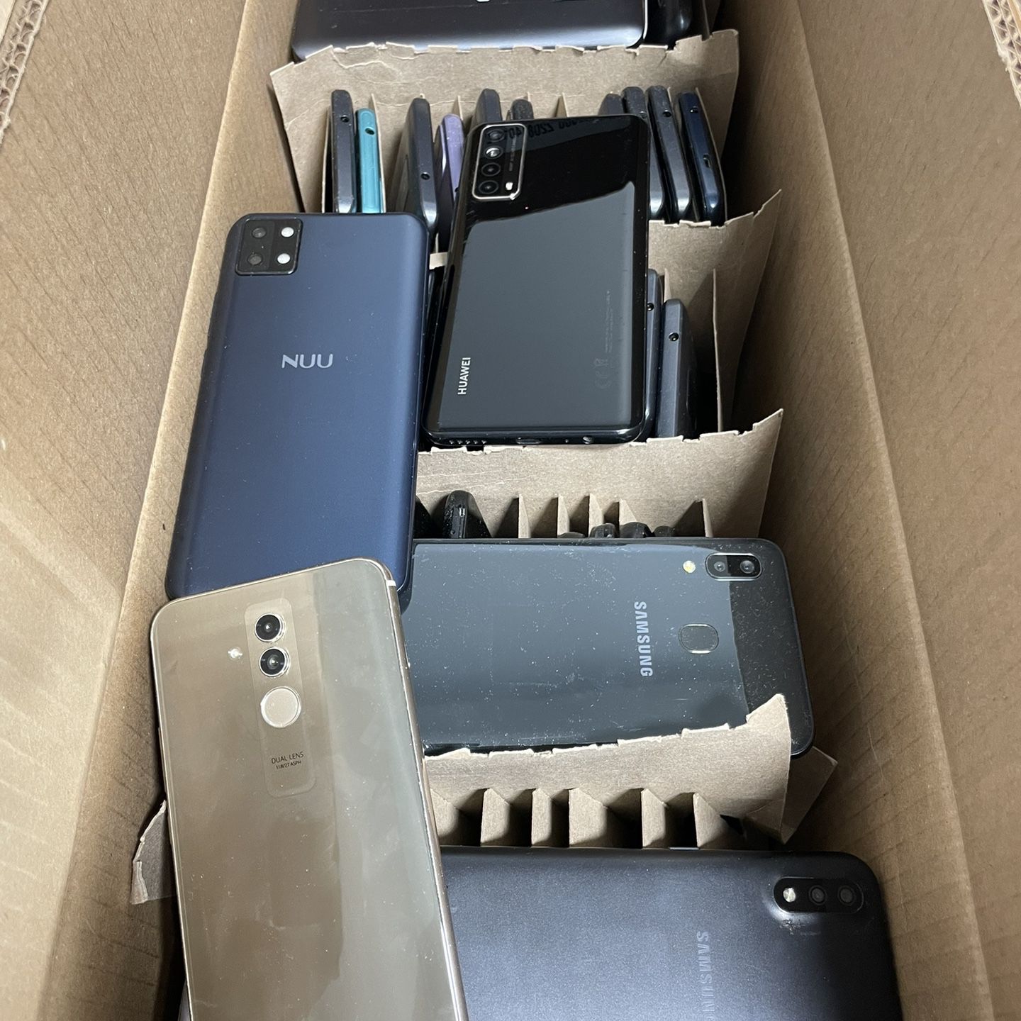 50x Mixed Samsung, Huawei, Nuu, & More Smartphones 