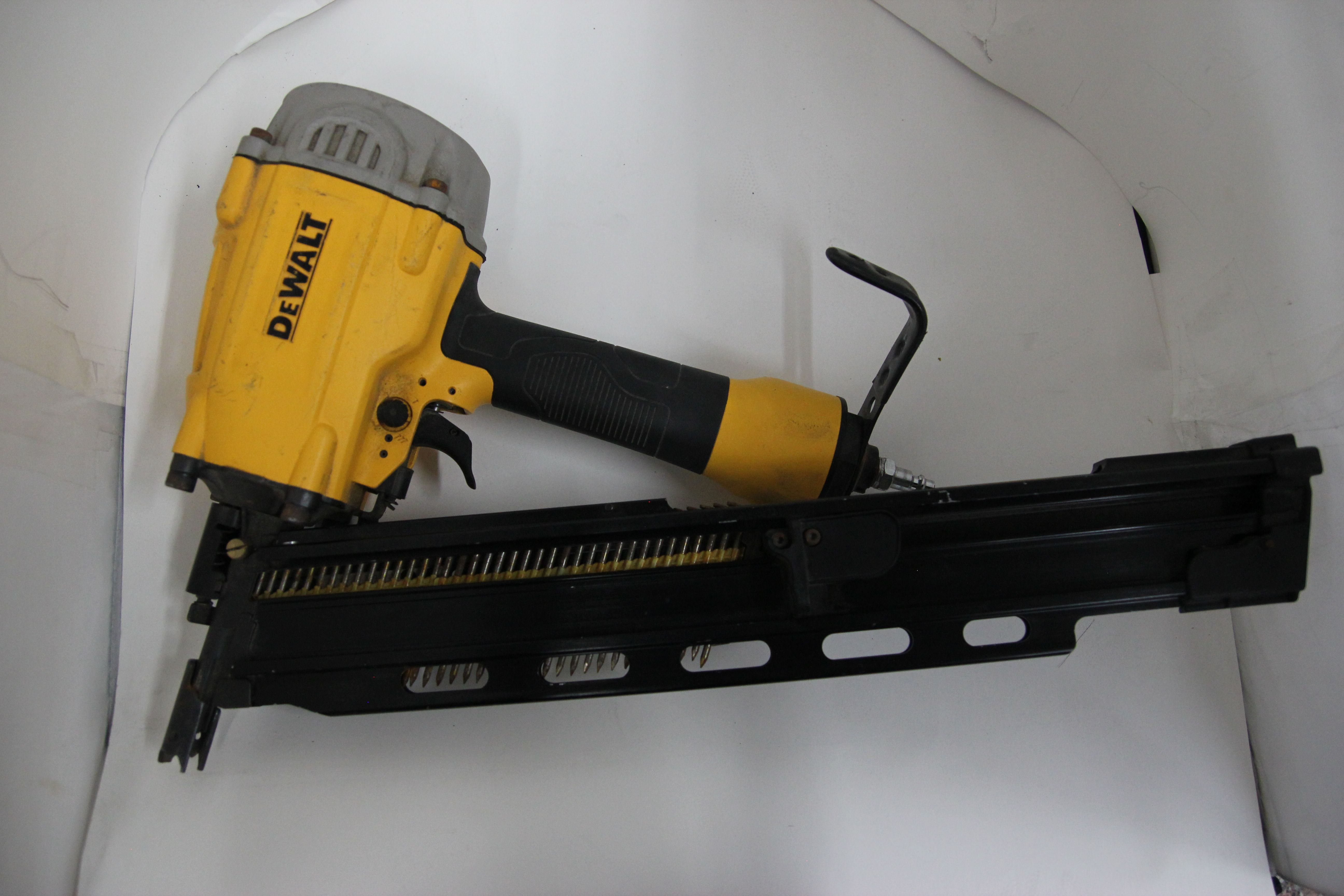 DeWalt DWF83PL Pneumatic Framing Nailgun