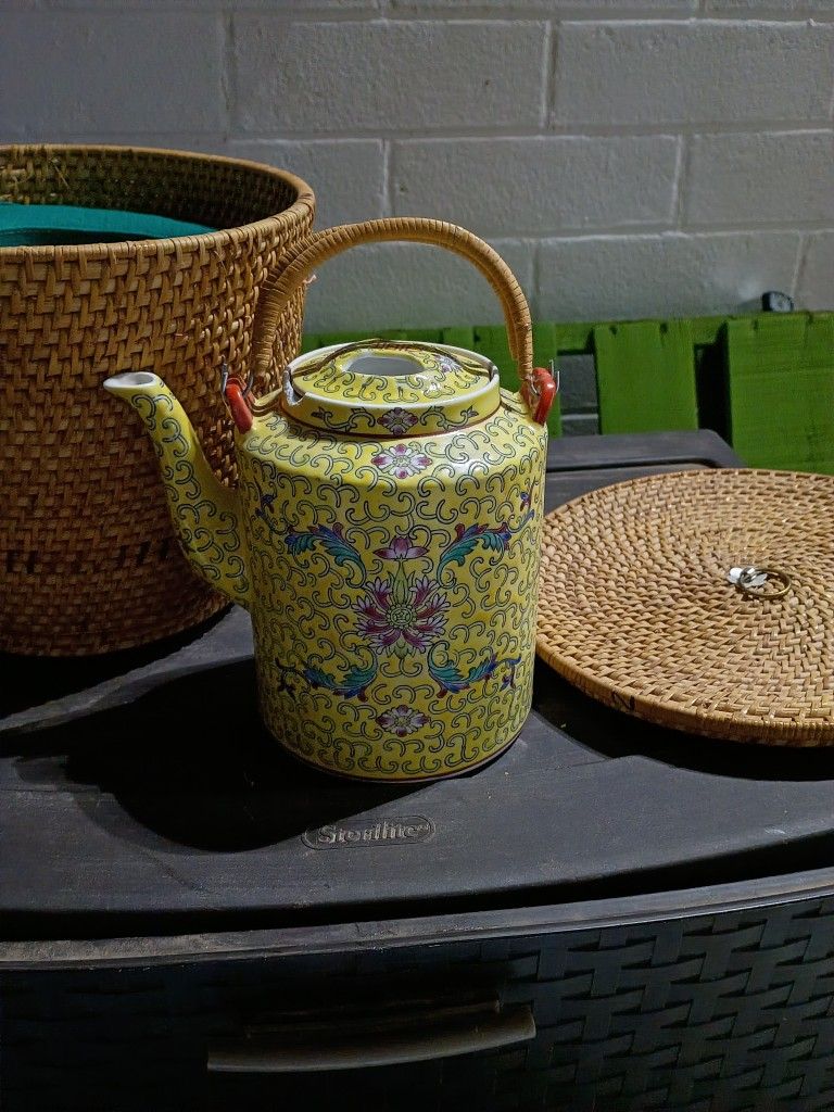 Vintage Mun Shou Tea Pot