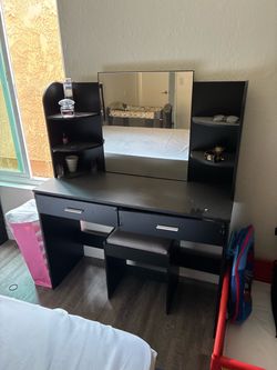 Makeup mirror dresser