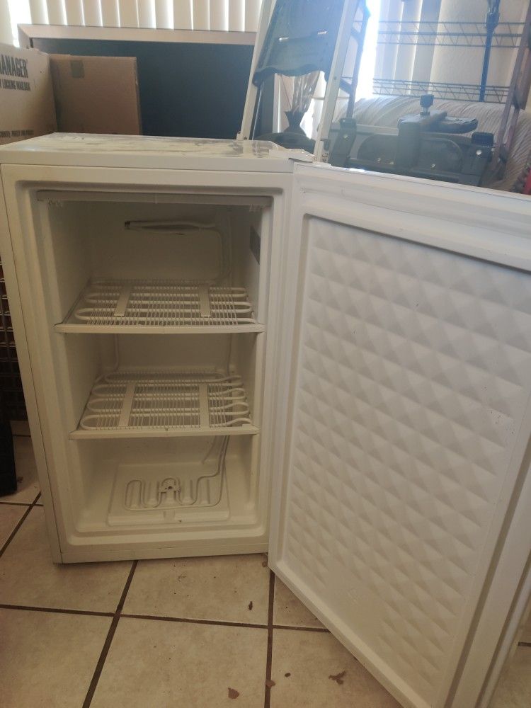 Midea Mini Freezer
