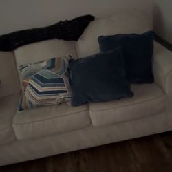 NEW WHITE COUCHES (2) WITH 6 PILLOWS