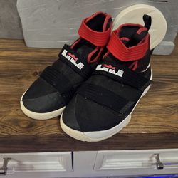 LeBron James Soldier Ten Red and Black Size 4Y